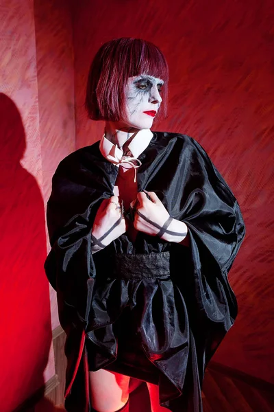 Mujer con gótico maquillaje en negro capa de nuevo —  Fotos de Stock