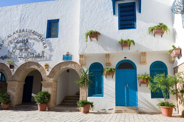 Pátio oriental tunisino casas com paredes brancas e portas de janelas azuis — Fotografia de Stock