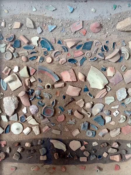 Restos de cerâmica antiga em arqueológico — Fotografia de Stock
