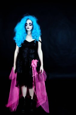 halatlar ve askıları olan kukla oyuncak bebek şeklinde modeli