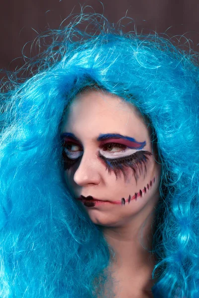 Portret dziewczynki z lalek straszny makijaż i włosy niebieski — Zdjęcie stockowe