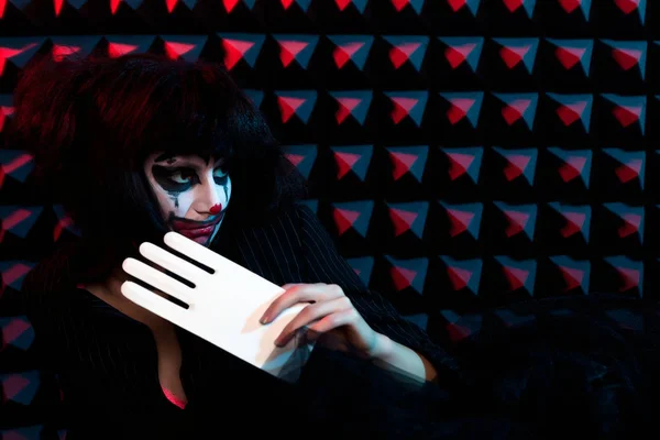 Modèle en maquillage de clown avec main blanche — Photo