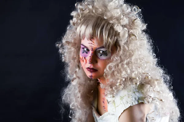 Portrait de fille avec maquillage poupées effrayantes et cheveux bleus — Photo