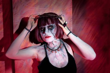 gothic makyaj ve dikenli taç model