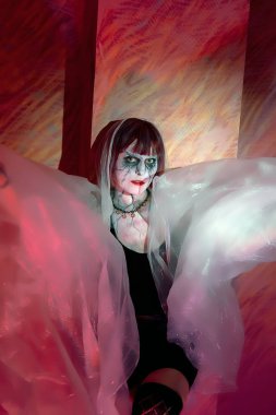 mistik sis tarafından çevrili makyaj zobi kızla