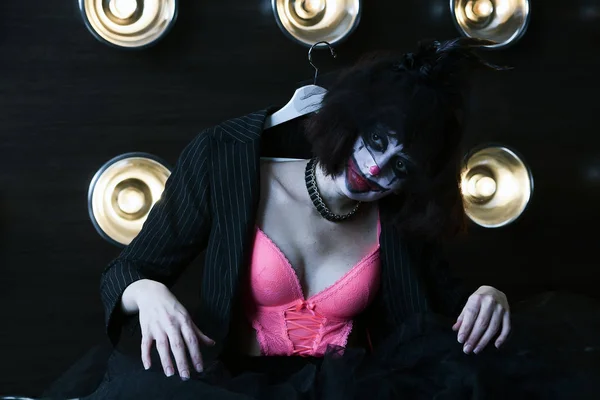 Femme sexy clown triste sur fond noir — Photo