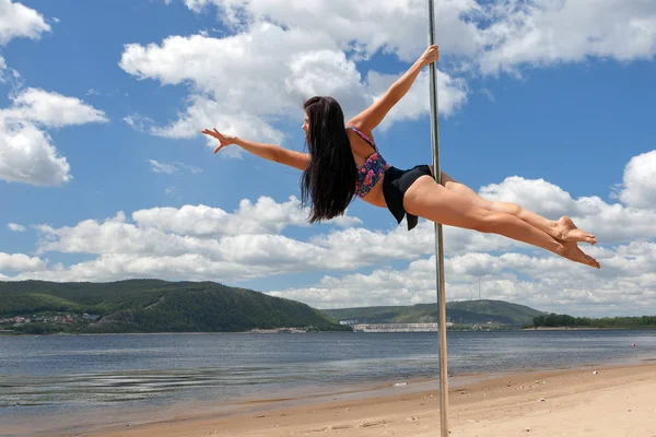 Danseur sur pôle effectue acrobatique — Photo