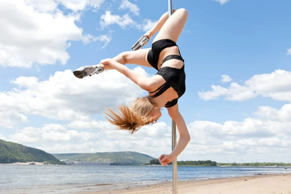 Dansçı kutup akrobatik gerçekleştirir — Stok fotoğraf