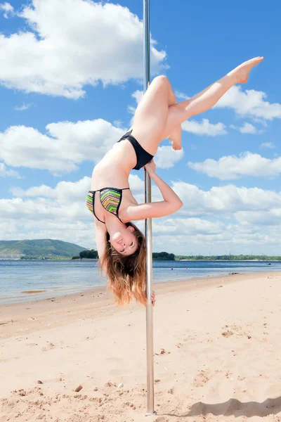 Tanečnice na tyči provádí akrobatické — Stock fotografie