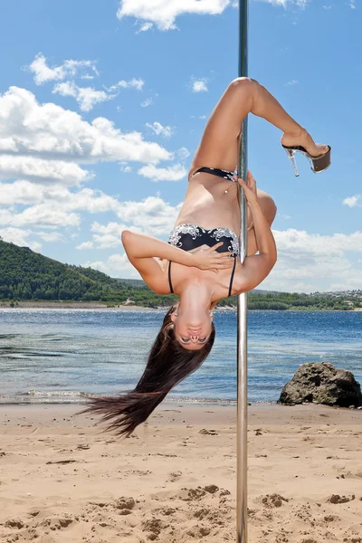 Danseur sur pôle effectue acrobatique — Photo