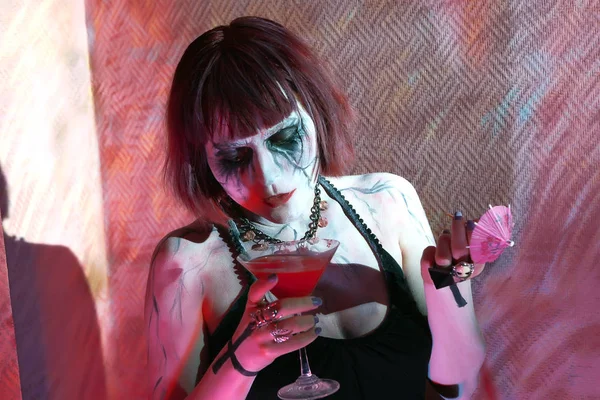 Modelo con maquillaje gótico bebidas sangrientas cóctel — Foto de Stock