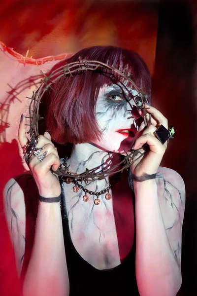Modelo con maquillaje gótico y corona de espinas — Foto de Stock