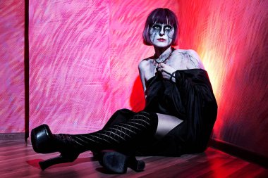 Gotik kadınla siyah pelerin agains makyaj