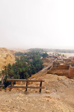 dağ silsilesi ile Cezayir oasis Shebek Tunus sınırındaki