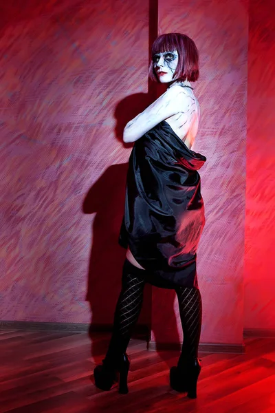 Mujer con gótico maquillaje en negro capa de nuevo —  Fotos de Stock