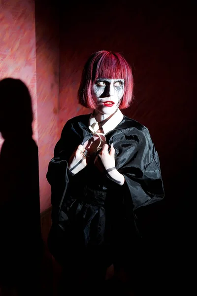 Vrouw met gotische make-up in zwarte mantel agains — Stockfoto