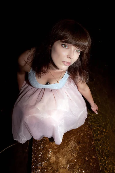 Flicka med utsikt över bröstet i klänning — Stockfoto