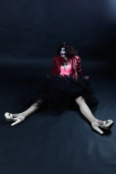 Sexy donna triste clown su sfondo nero — Foto Stock