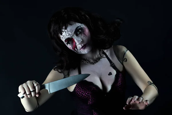 Awesome pinup vacker flicka med kniv — Stockfoto