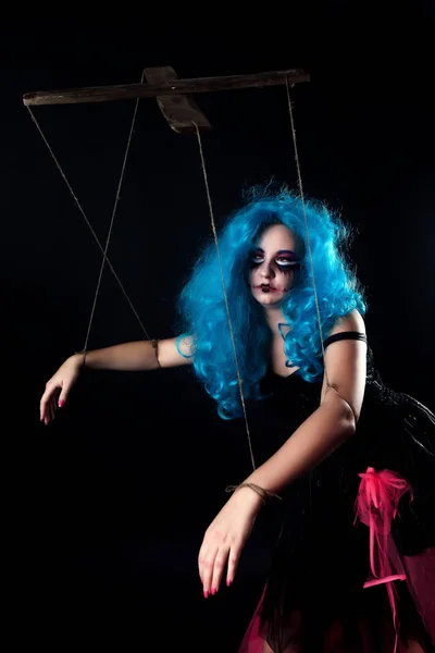 Modelo em forma de boneca fantoche com cordas e tiras — Fotografia de Stock