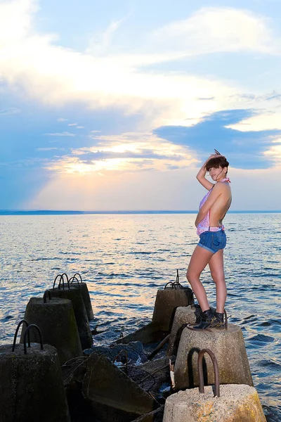 Dívka na břehu zálivu s betonových konstrukcí — Stock fotografie