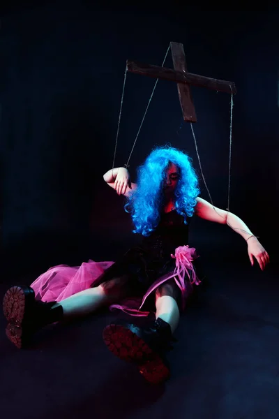 Model in de vorm van de marionet-pop met touwen en riemen — Stockfoto
