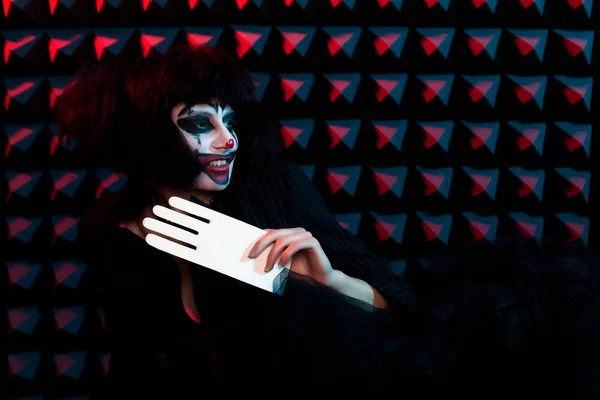 Model in make-up van clown met witte hand — Stockfoto