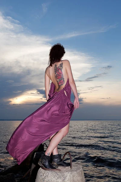 Femme en robe ouverte avec tatouage papillon sur le dos — Photo