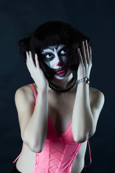 Flicka skådespelare med clown smink i Röd skinnjacka — Stockfoto