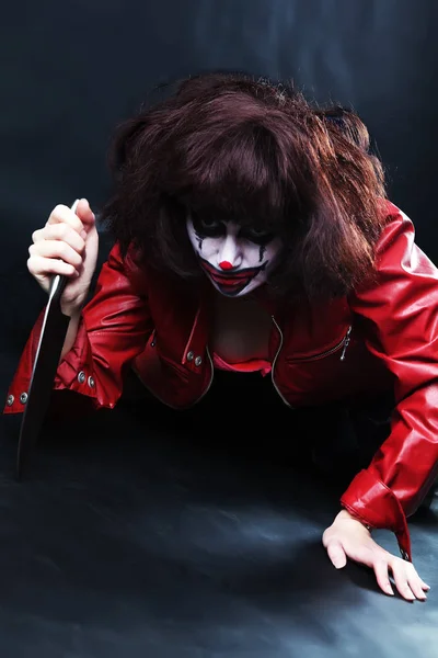 Modelo con maquillaje payaso de miedo con cuchillo —  Fotos de Stock