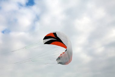 kış günü bulutlu günde snowkite