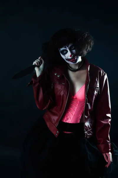 Modelo con maquillaje payaso de miedo con cuchillo — Foto de Stock