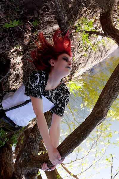 Bruxa jovem na floresta escura — Fotografia de Stock
