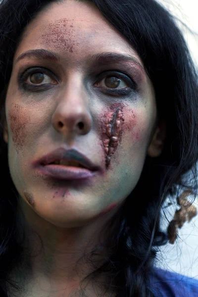 Joven chica zombie con rastros de descomposición facial —  Fotos de Stock