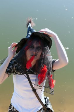 sivri siyah şapkalı genç cadı