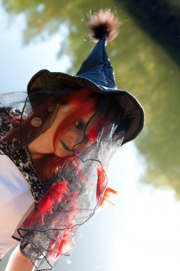 sivri siyah şapkalı genç cadı