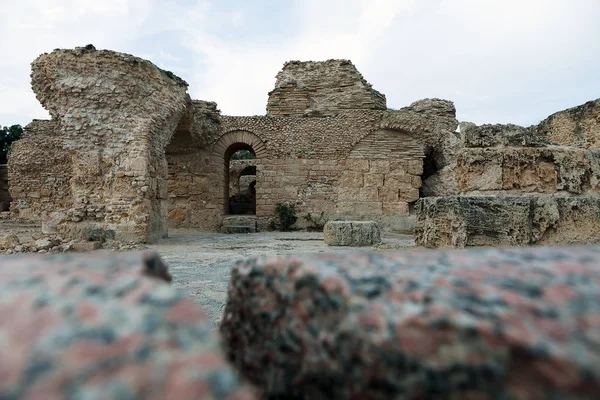 Ruínas dos antigos banhos romanos perto da cidade de Cartago Tunísia — Fotografia de Stock