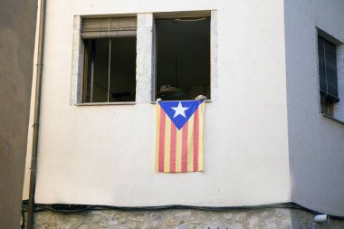 Katalan bayrağını protesto bir apartmanda penceresinden gönderildi