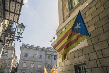 Katalonya ve İspanya bayrakları sembolü girişimi secession Barcelona İspanya karışık