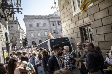 Özgürlük ve bağımsızlık İspanya Catalonia Barcelona lider Kürsü insanlar kalabalık içinde konuşan protesto mitingler