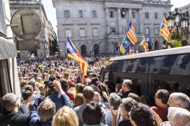 Özgürlük ve bağımsızlık lideri Kürsü insanlar İspanya Catalonia Barcelona kalabalık içinde konuşan protesto mitingler