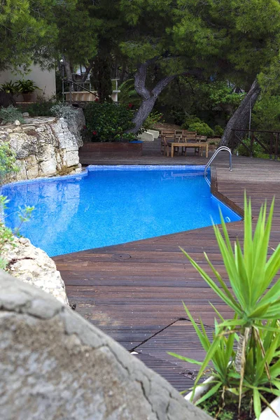 浅い青色のプール付きの家の中庭 — ストック写真