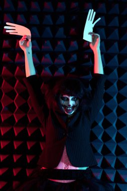 beyaz el ile palyaço makyaj modelinde