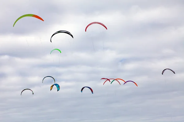 Snowkite i molnig vinterdag på dagen — Stockfoto