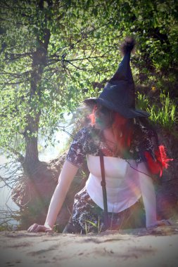 sivri siyah şapkalı genç cadı