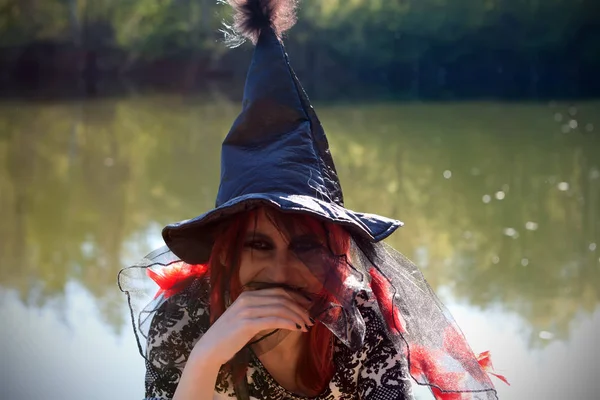 sivri siyah şapkalı genç cadı