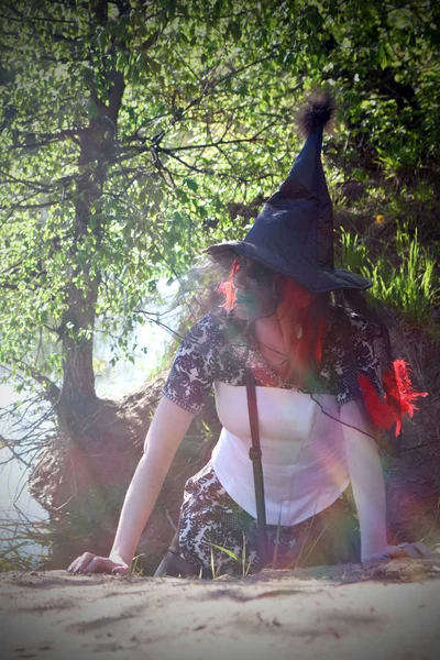 sivri siyah şapkalı genç cadı