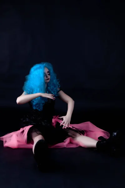 Retrato de chica con maquillaje muñecas de miedo y cabello azul — Foto de Stock