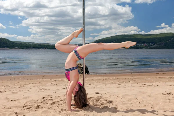 Danseur sur pôle effectue acrobatique — Photo