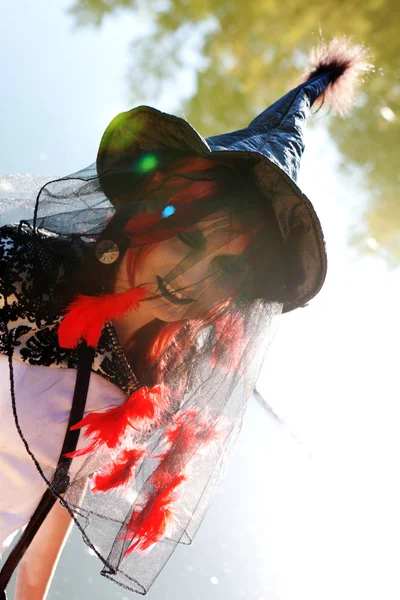 Bruja joven en sombrero negro puntiagudo — Foto de Stock